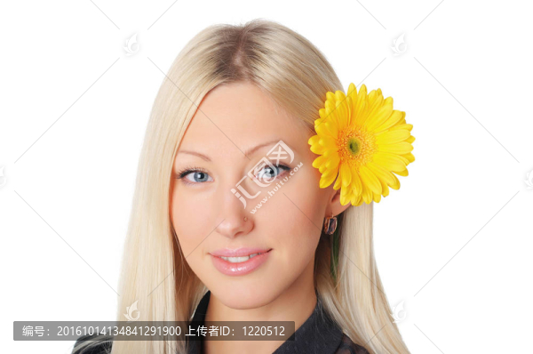 年輕迷人的女商人穿著深色連衣裙