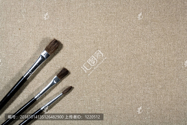 背景不同的畫筆在畫布上