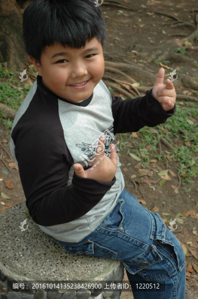 小男孩坐在公園里