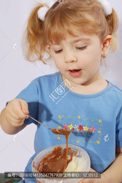 小女孩巧克力奶油