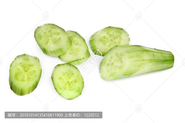 在白色背景上切熟黃瓜