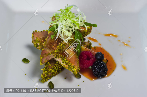 有綠色沙拉和漿果的零食
