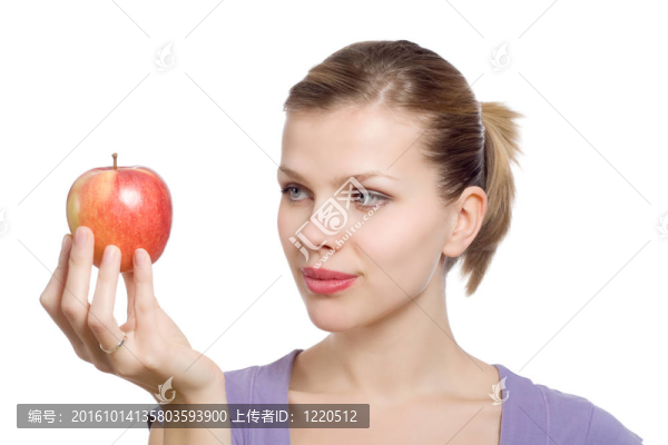 年輕的金發(fā)女郎，有一個(gè)紅蘋果