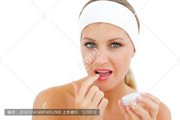 迷人的女人應(yīng)用潤唇膏