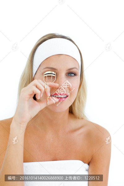 有吸引力的女人用睫毛夾