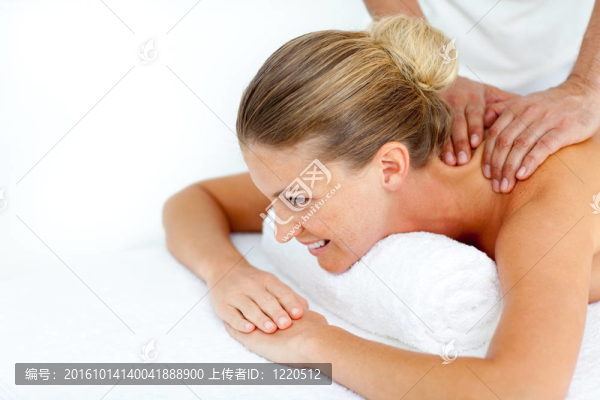 開(kāi)朗的女人得到一個(gè)水療治療