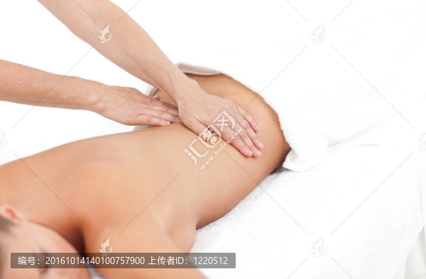 年輕女子接受背部按摩