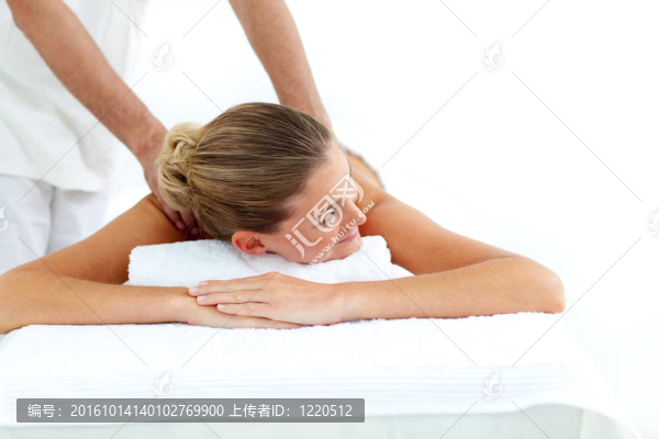 有吸引力的女人接受按摩