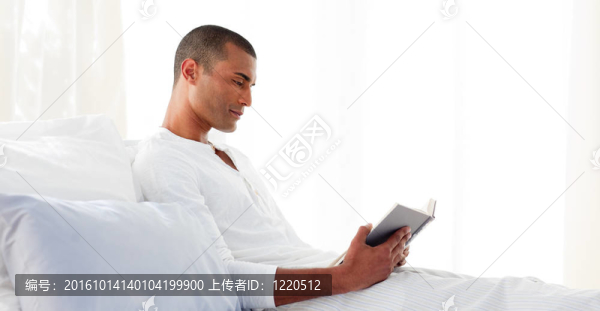 集中人躺在床上看書