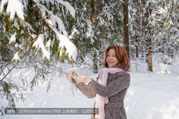 女人在森林