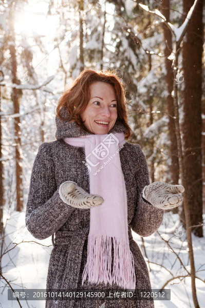 女人在森林