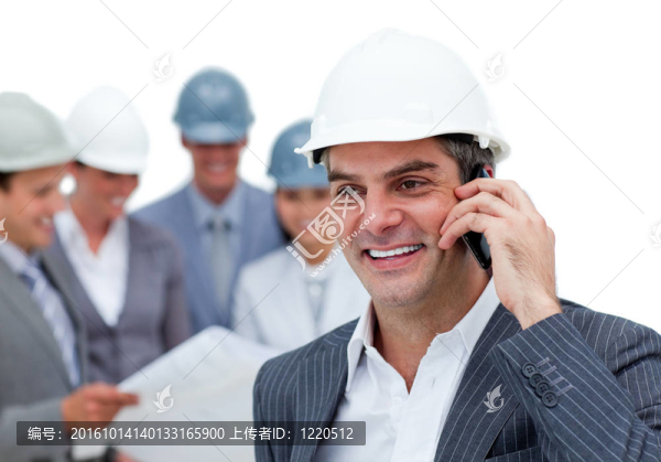 成熟的男性建筑師的電話