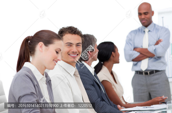 迷人的商人向他的團隊做演示