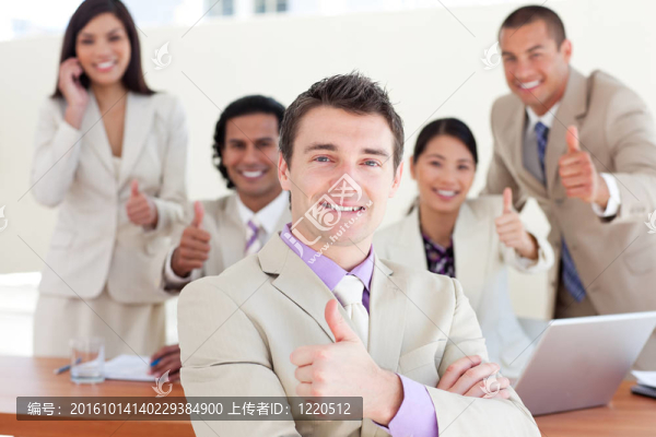 容光煥發(fā)的經(jīng)理在他的球隊前面折疊手臂