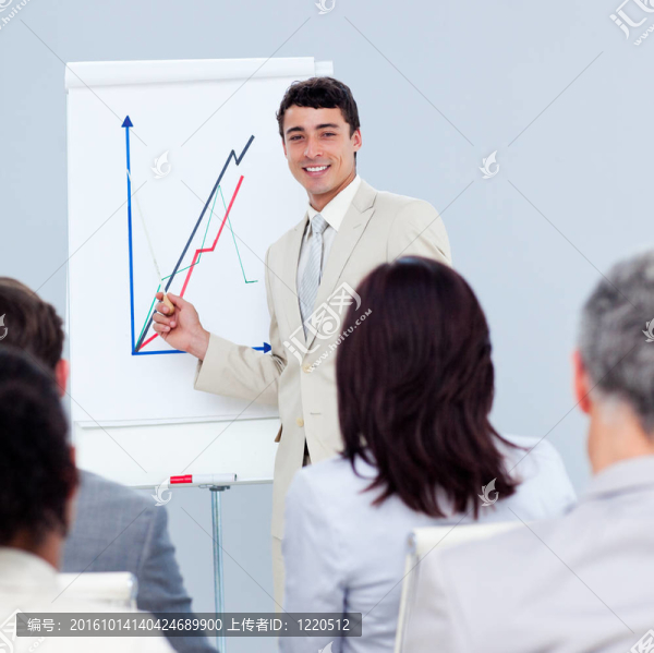 積極年輕商人做演示