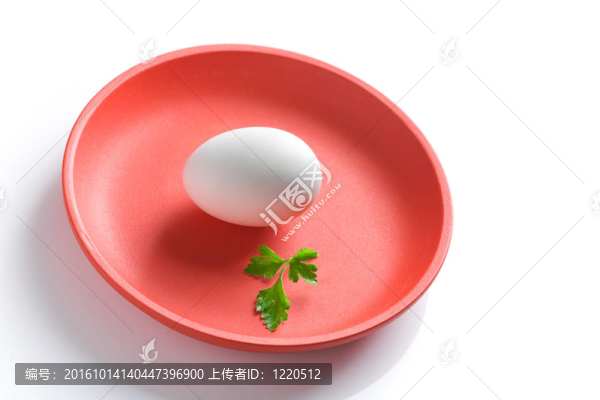 在紅色的圓形盤子上的白色蛋