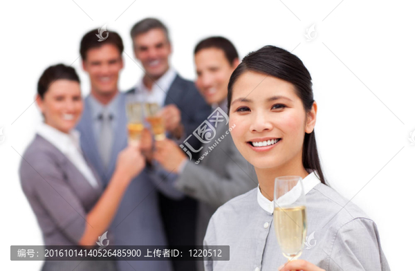 亞洲女商人和她的團隊慶祝成功