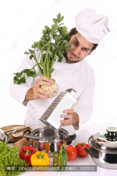 年輕廚師準(zhǔn)備午餐