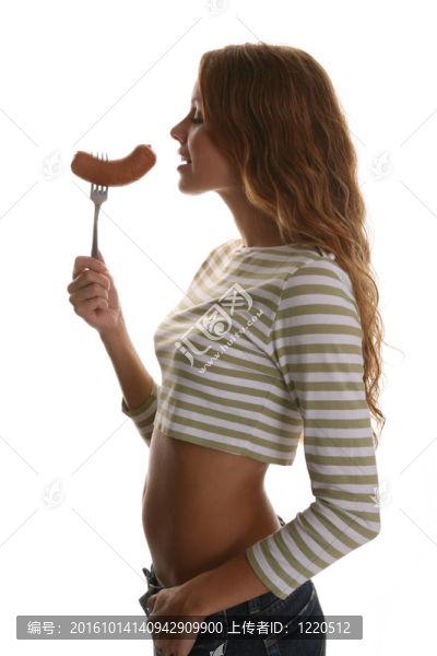 女孩吃香腸
