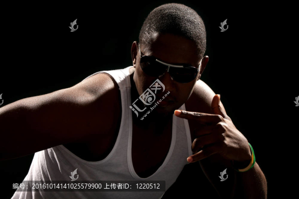 年輕的非洲裔美國(guó)男性