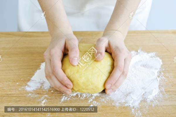 手揉面團(tuán)