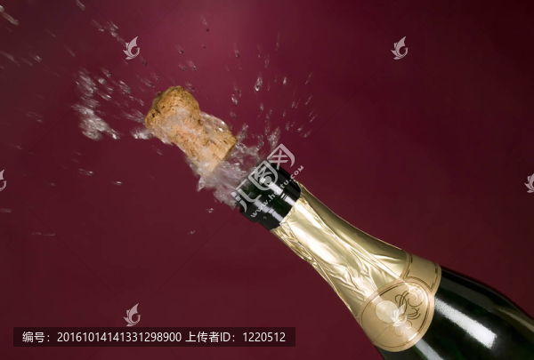 綠色香檳酒瓶瓶塞爆炸
