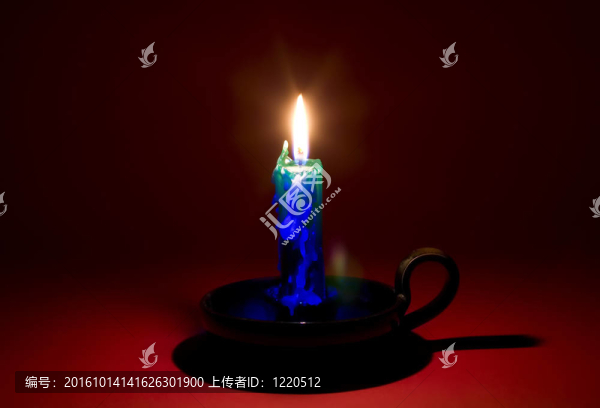 紅色背景上的燃燒的蠟燭