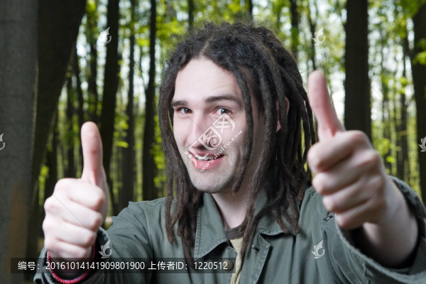 隨著dreadlock頭發(fā)的年輕人。
