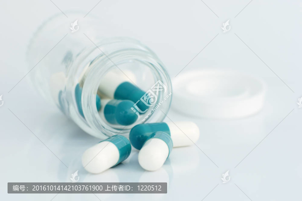 從瓶子里溢出膠囊