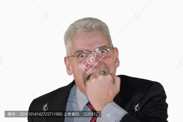 高級經(jīng)理咬他的拳頭
