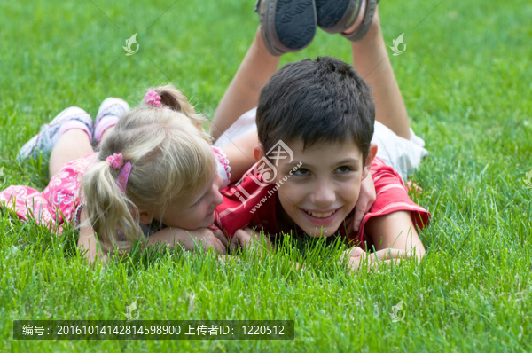公園里的小女孩和男孩