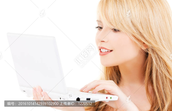 少女與筆記本電腦