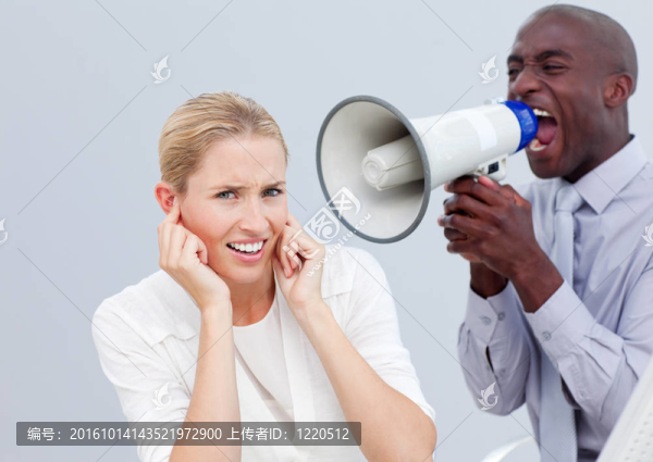 憤怒的商人通過(guò)擴(kuò)音器喊