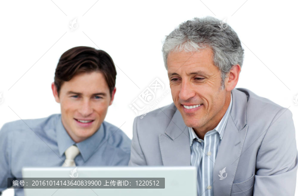 集中在電腦上工作的商人