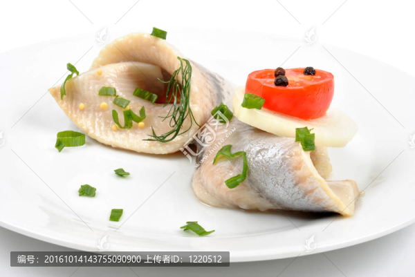 白盤子上的新鮮有機鯡魚
