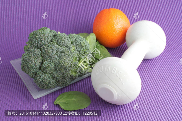 帶運動器材的水果和蔬菜