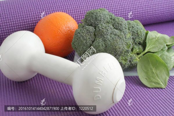 帶運(yùn)動(dòng)器材的水果和蔬菜