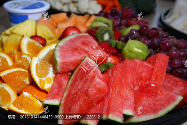新鮮水果在自助餐；保健食品