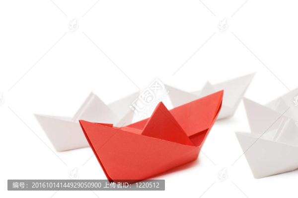 白色背景紙船