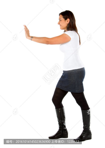 女人推著的東西