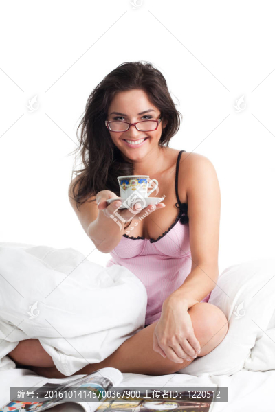 女人微笑，給一杯咖啡