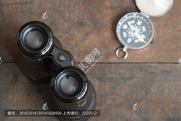 雙筒望遠鏡和指南針