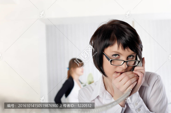 辦公室里的年輕女商人