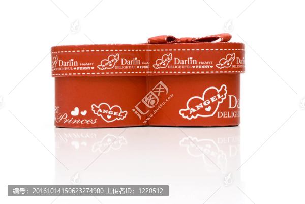 美麗的紅色心在白色背景禮品盒