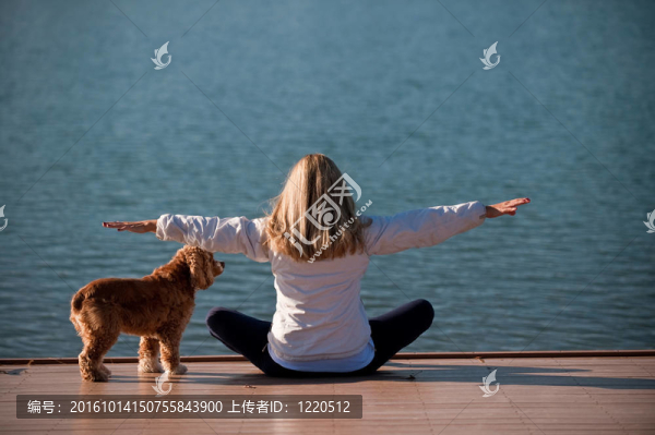 一個(gè)年輕的女人在湖邊冥想