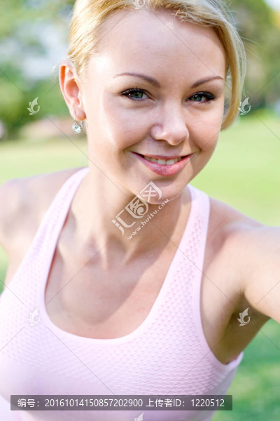 年輕漂亮的女人