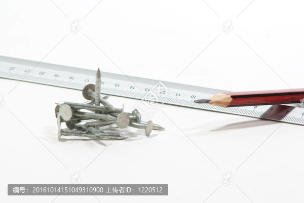 帶螺絲和鉛筆的尺子