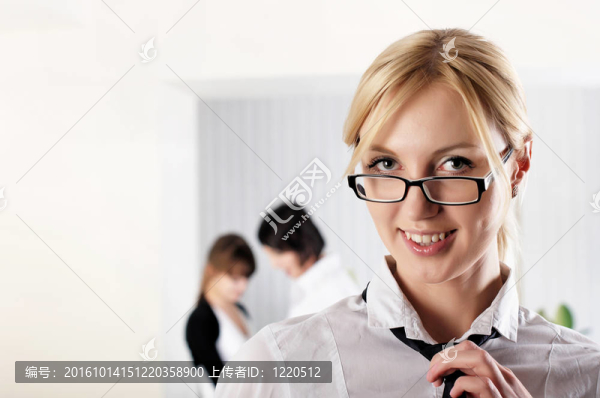 辦公室里的年輕女商人