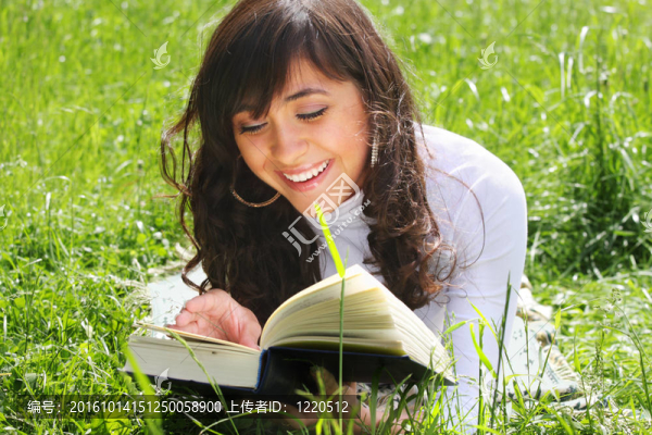 閱讀本書(shū)在草地上微笑的女