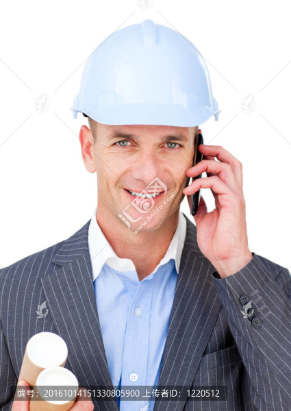 自信的男工程師在電話里交談